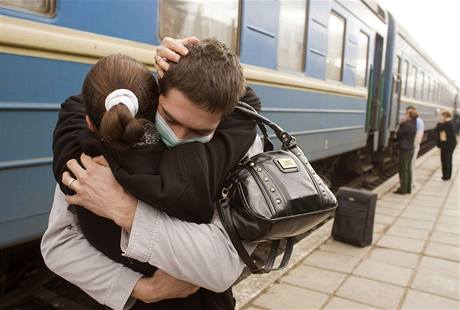 Ukrajinu paralyzoval virus. Lidé nosí ochranné rouky.